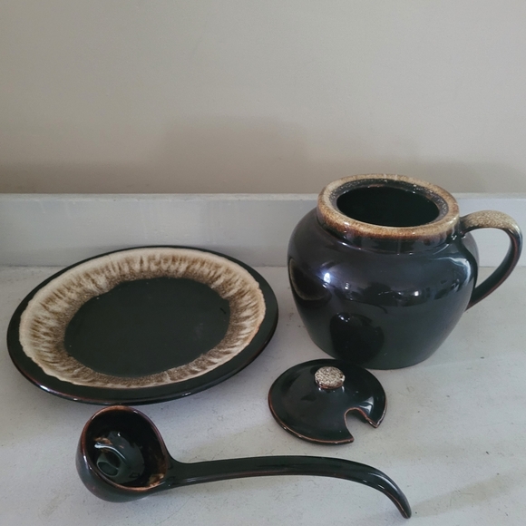 Vintage Pfaltzgraff serving crock with matching serving plate in a gorgeous drip - Picture 8 of 16